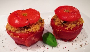 Couscous-Tomaten im Serranomantel