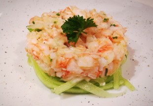 Shrimps-Tartar auf Gurkenspaghetti