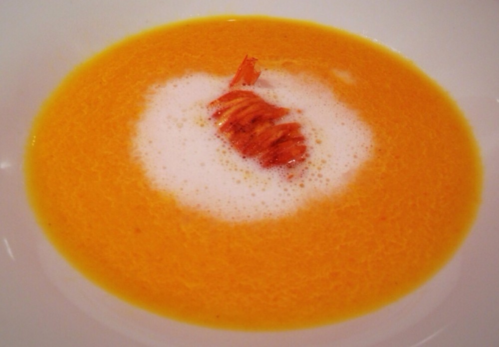 Karotten-Ingwer Suppe mit Garnele im Kartoffelmantel