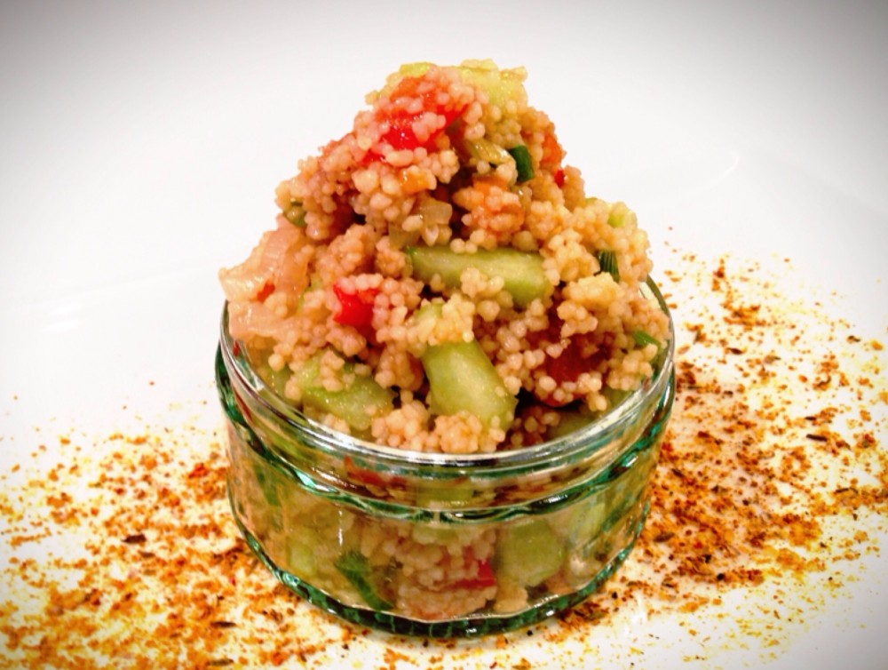 Couscous-Salat mit Gurke und Tomate