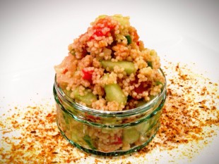 Couscous-Salat mit Gurke und Tomate