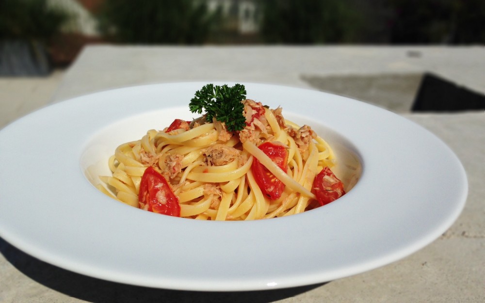 Linguini mit Thunfisch und Tomaten