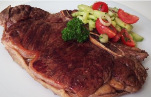 Rib-Eye Steak mit Gurken-Tomaten Salat