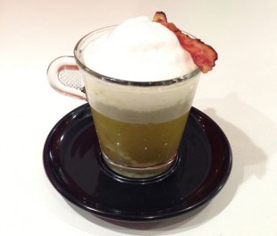 Spargelcappuccino mit Speck-Amuse-Gueule
