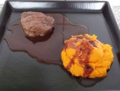 Steak mit Süskartoffelpürree und Portweinsauce