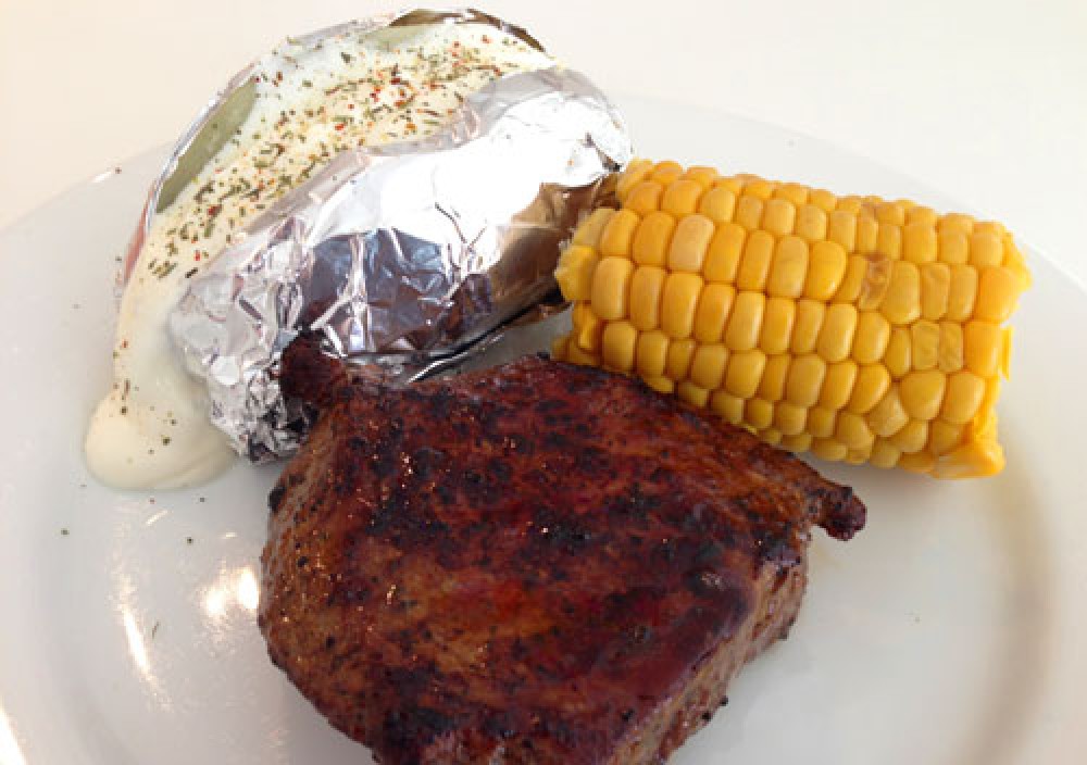 Steak mit Folienkartoffel und Maiskolben