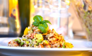 Bulgur-Quinoa Salat mit Flusskrebsen und Avocado