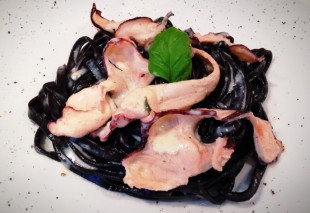 Lauwarmes Calamari-Carpaccio auf Tintenfisch-Linguini