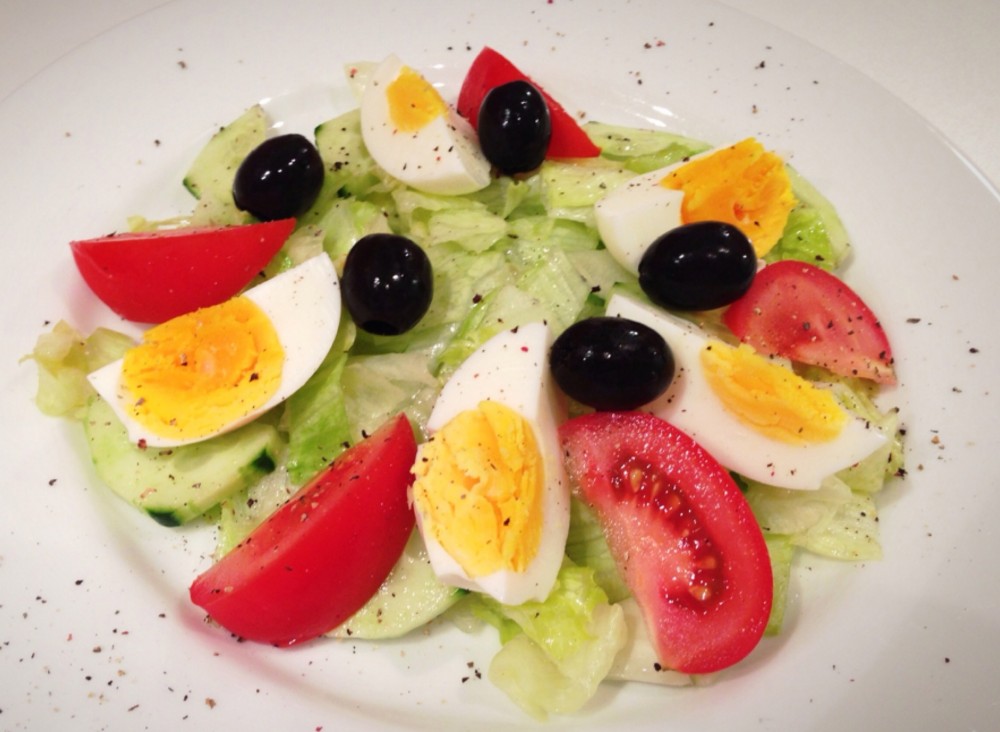 Sommer-Salat mit Tomate und Ei