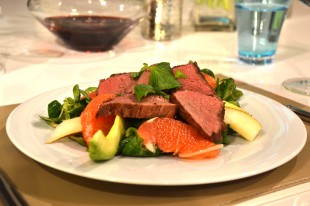 Fruchtiger Feldsalat mit Steakstreifen
