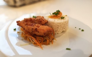 Knuspriges Huhn auf Karotten-Sojasprossengemüse mit Basmatireis