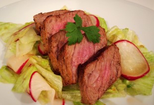 Steakstreifen auf Radieschen-Eisberg-Salat