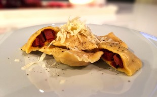 Ravioli mit Mozzarella, Speck und getrockneten Tomaten
